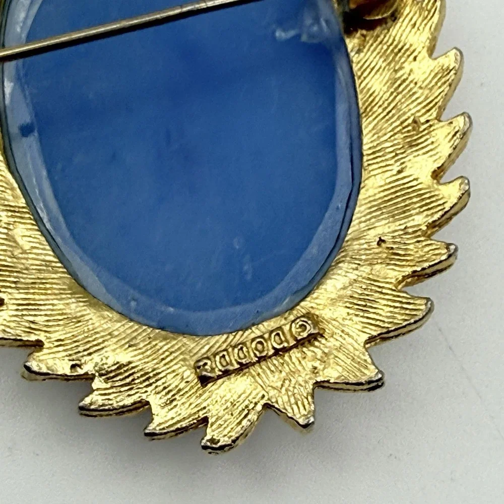 Dodds Floral Vase Cameo Brooch Blue White Flowers Vintage Gold Ton Pin